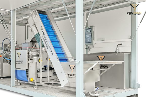 Fruit washer elevator mill inside the mobile pressing system